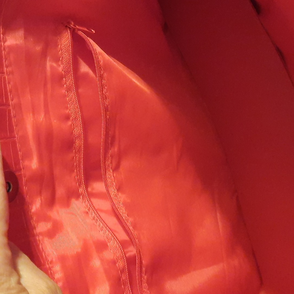 Red tote - Picture 4 of 8